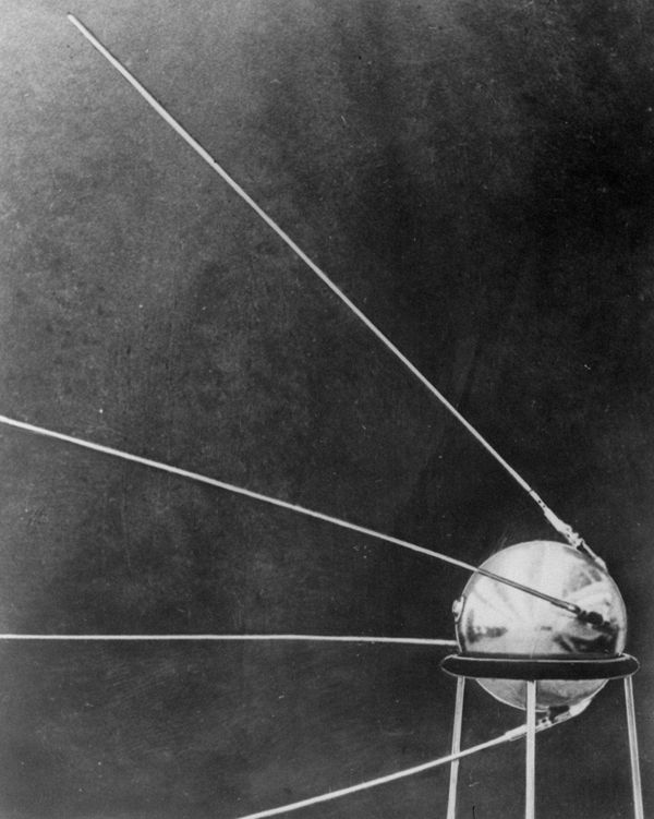  ‘Black Knight Satellite UFO’ Seen Zooming Over Earth in NASA Images Fuels Conspiracy Theories - Sputnik International
