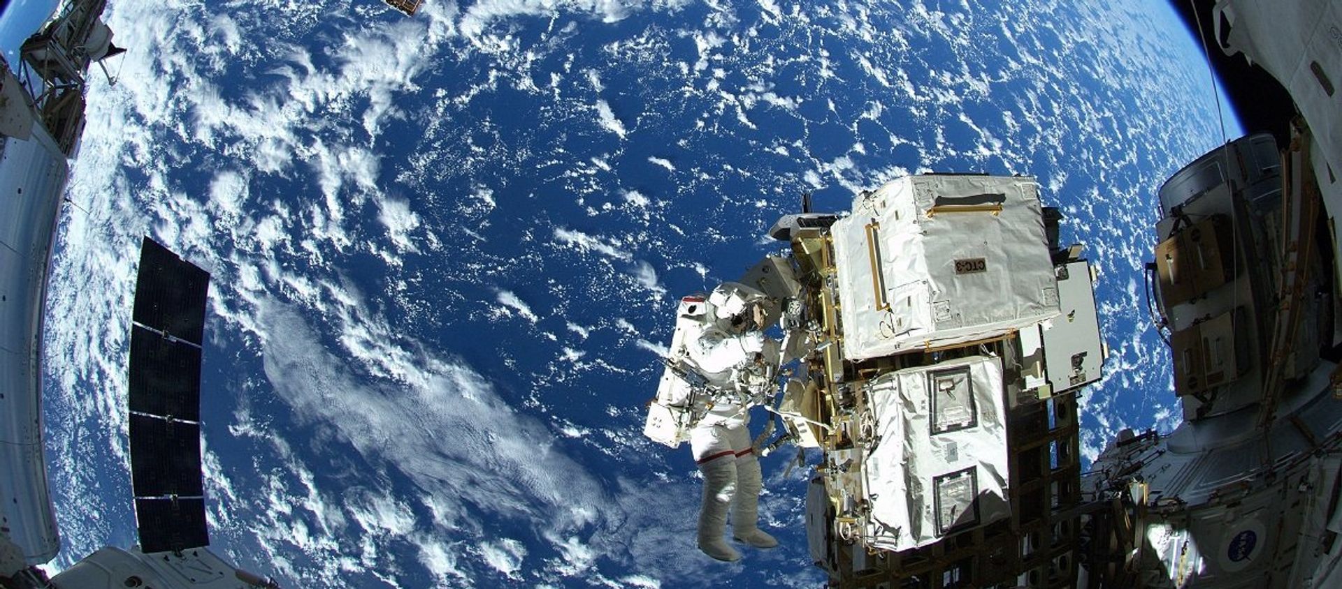 Spacewalker Astronaut Reid Wiseman of NASA outside the International Space Station Spacewalker Astronaut Reid Wiseman of NASA outside the International Space Station - Sputnik International, 1920, 30.03.2021