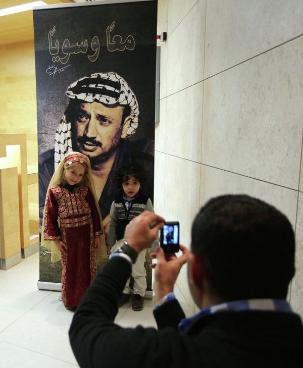 Children pose for a picture in front of Yasser Arafat poster during the opening of a museum for Arafat in the West Bank city of Ramallah on Sunday, Nov. 9, 2014. Children pose for a picture in front of Yasser Arafat poster during the opening of a museum for Arafat in the West Bank city of Ramallah on Sunday, Nov. 9, 2014. - Sputnik International
