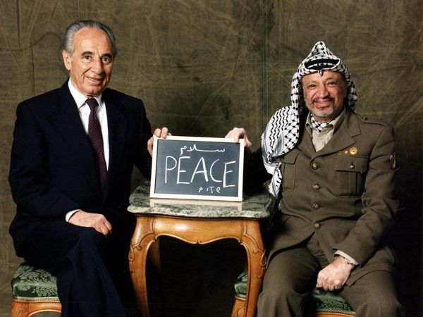 Arafat and Shimon Peres acknowledging winning the Nobel Peace Prize in 1994 for their efforts to create peace in the Middle East Arafat and Shimon Peres acknowledging winning the Nobel Peace Prize in 1994 for their efforts to create peace in the Middle East - Sputnik International