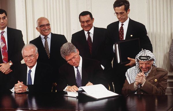 Arafat and Bill Clinton meet again at the White House to sign the Oslo II accord that ensured safe passage for Palestinians from the West Bank to Gaza Arafat and Bill Clinton meet again at the White House to sign the Oslo II accord that ensured safe passage for Palestinians from the West Bank to Gaza - Sputnik International