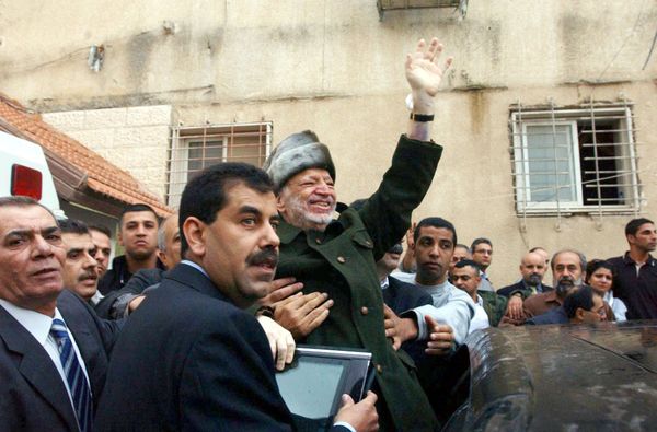 Crowds gather to wave goodbye to Yasser Arafat as he leaves Palestine to receive medical treatment in Paris two weeks before he died on November 11, 2004 Crowds gather to wave goodbye to Yasser Arafat as he leaves Palestine to receive medical treatment in Paris two weeks before he died on November 11, 2004 - Sputnik International