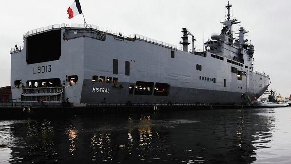 French Mistral-class amphibious assault ship moored near Lieutenant Schmidt Embankment in St. Petersburg - Sputnik International