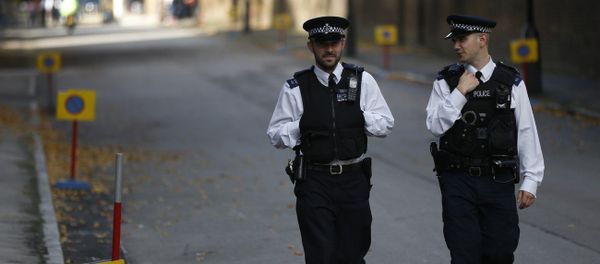 British police officers patrol the road leading to Kensington Palace - Sputnik International