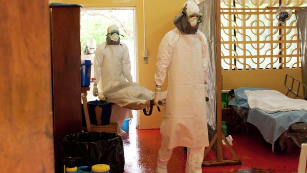 Doctors are carrying a patient infected with the Ebola virus in Monrovia hospital, Liberia, West Africa. - Sputnik International