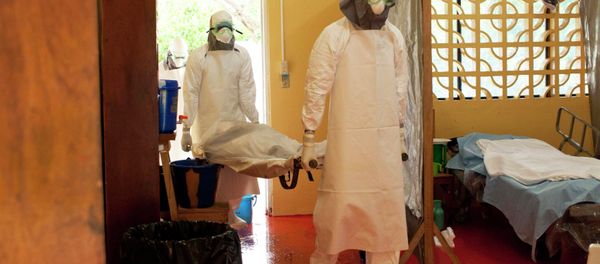 Doctors are carrying a patient infected with the Ebola virus in Monrovia hospital, Liberia, West Africa. - Sputnik International