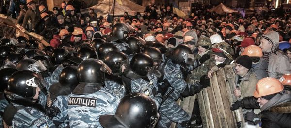 Riot police “Berkut” and anti-government protesters in Maidan square in Kiev, Ukraine Riot police “Berkut” and anti-government protesters in Maidan square in Kiev, Ukraine - Sputnik International