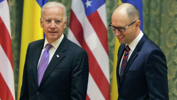 U.S. Vice President Joe Biden, left, talks with Ukrainian Prime Minister Arseniy Yatsenyuk during a meeting in Kiev, Ukraine, Friday, Nov. 21, 2014. U.S. Vice President Joe Biden, left, talks with Ukrainian Prime Minister Arseniy Yatsenyuk during a meeting in Kiev, Ukraine, Friday, Nov. 21, 2014. - Sputnik International