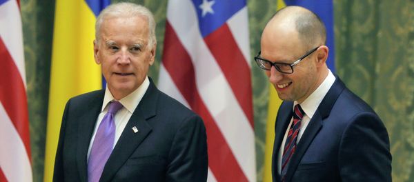U.S. Vice President Joe Biden, left, talks with Ukrainian Prime Minister Arseniy Yatsenyuk during a meeting in Kiev, Ukraine, Friday, Nov. 21, 2014. - Sputnik International