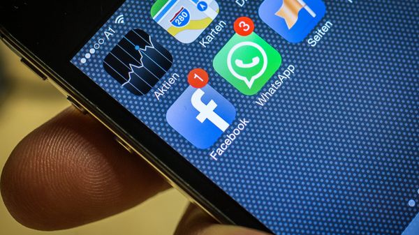 Facebook and WhatsApp, pictured on a smartphone - Sputnik International