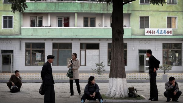 North Koreans wait at a roadside for public transport in downtown Pyongyang, North Korea - Sputnik International