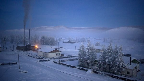 Oymakon village at dawn with a plume of smoke rising from the heating plant - Sputnik International