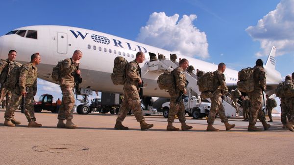 Soldiers from the 101st Airborne Division line up on Wednesday, May 8, 2013 to board a plane at Fort Campbell, Ky., to go to Afghanistan - Sputnik International