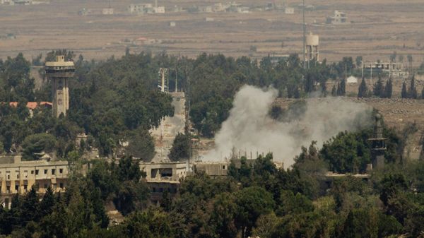 Smoke rises following a Syrian strike in Syria's old city of Quneitra near the border crossing between Syria and the Israeli-controlled Golan Heights - Sputnik International