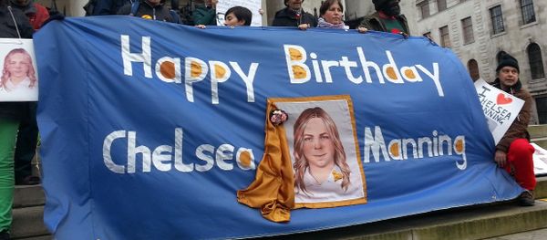 Chelsea Manning, London vigil at St-Martin's-in-the-Fields, Dec 17 2014 - Sputnik International