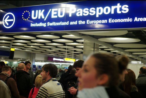 Travellers at Heathrow queue to have their passports checked at the UK border Travellers at Heathrow queue to have their passports checked at the UK border - Sputnik International