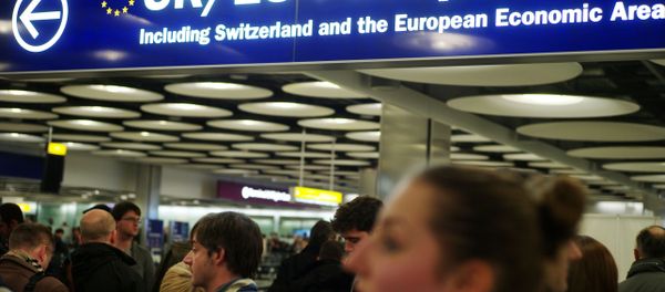 Travellers at Heathrow queue to have their passports checked at the UK border - Sputnik International