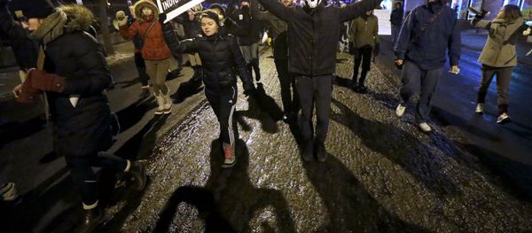 Protesters march during a rally near the Chicago Police headquarters after the announcement of the grand jury decision not to indict police officer Darren Wilson in the fatal shooting of Michael Brown, an unarmed black 18-year old, Monday, Nov. 24, 2014, in Chicago. - Sputnik International