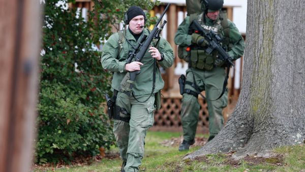 Police move near a home Monday, Dec. 15, 2014, in Souderton, PA, where a suspect was believed to have barricaded himself inside after shootings at multiple homes. Police tell WPVI-TV the man is suspected of killing at least five people Monday morning at three different homes northwest of Philadelphia. Police move near a home Monday, Dec. 15, 2014, in Souderton, PA, where a suspect was believed to have barricaded himself inside after shootings at multiple homes. Police tell WPVI-TV the man is suspected of killing at least five people Monday morning at three different homes northwest of Philadelphia. - Sputnik International