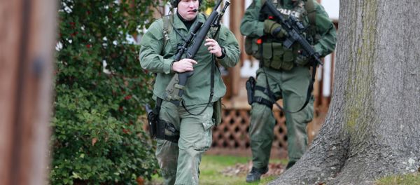 Police move near a home Monday, Dec. 15, 2014, in Souderton, PA, where a suspect was believed to have barricaded himself inside after shootings at multiple homes. Police tell WPVI-TV the man is suspected of killing at least five people Monday morning at three different homes northwest of Philadelphia. Police move near a home Monday, Dec. 15, 2014, in Souderton, PA, where a suspect was believed to have barricaded himself inside after shootings at multiple homes. Police tell WPVI-TV the man is suspected of killing at least five people Monday morning at three different homes northwest of Philadelphia. - Sputnik International