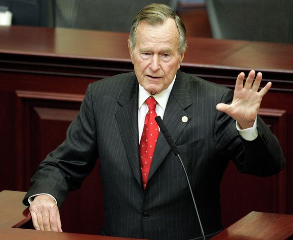 Former President George H. W. Bush speaks at a leadership forum, Monday, Dec. 4, 2006, in Tallahassee, Fla. Bush was invited to the forum by his son Gov. Jeb Bush. - Sputnik International