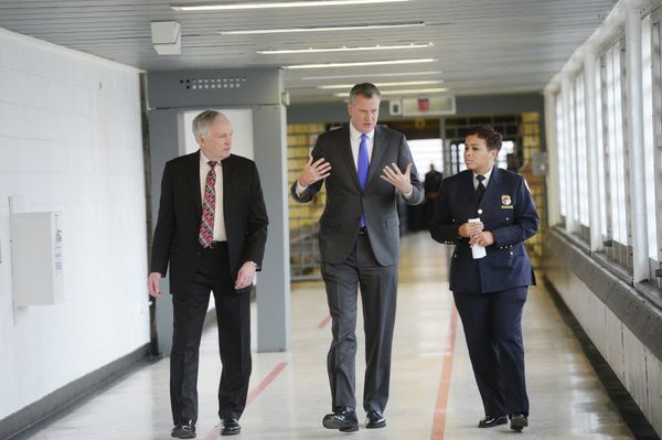 New York City Mayor Bill de Blasio is joined by, from left, Department Correction Commissioner Joe Ponte and Warden Becky Scott during his tour of Rikers Island. - Sputnik International