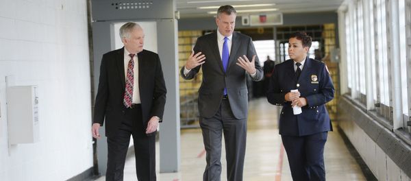 New York City Mayor Bill de Blasio is joined by, from left, Department Correction Commissioner Joe Ponte and Warden Becky Scott during his tour of Second Chance Housing at Rikers Island jail facility on Wednesday, Dec. 17, 2014 in New York. The facility serves as alternative housing for incarcerated adolescents. De Blasio announced the city has ended its longstanding practice of sending 16- and 17-year-old inmates to solitary confinement for breaking rules. - Sputnik International