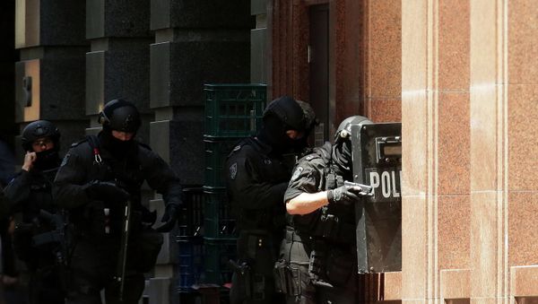  Armed policeman are seen outside Lindt Cafe - Sputnik International
