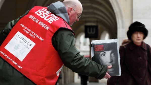 Big Issue seller in the street near Charing Cross in central London - Sputnik International