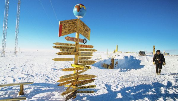 Traffic signs at the Vostok Soviet Antarctic research station in the vicinity of the South Geomagnetic Pole, 1989 - Sputnik International