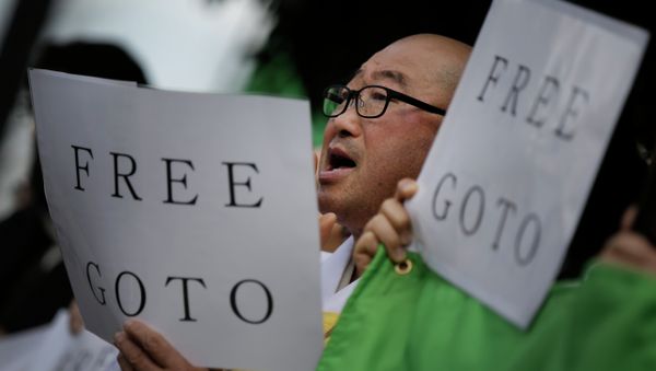 Protesters chant Free Goto during a demonstration in front of the Prime Minister's Official residence in Tokyo, Tuesday, Jan. 27, 2015. Freelance journalist Kenji Goto was seized in late October in Syria, apparently while trying to rescue another hostage, Haruna Yukawa, who was captured by the militants last summer. Protesters chant Free Goto during a demonstration in front of the Prime Minister's Official residence in Tokyo, Tuesday, Jan. 27, 2015. Freelance journalist Kenji Goto was seized in late October in Syria, apparently while trying to rescue another hostage, Haruna Yukawa, who was captured by the militants last summer. - Sputnik International