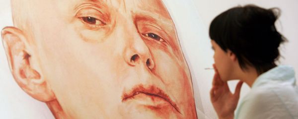 An art gallery visitor looks at a painting showing Alexander Litvinenko An art gallery visitor looks at a painting showing Alexander Litvinenko - Sputnik International