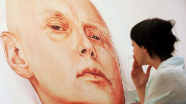 An art gallery visitor looks at a painting showing Alexander Litvinenko An art gallery visitor looks at a painting showing Alexander Litvinenko - Sputnik International