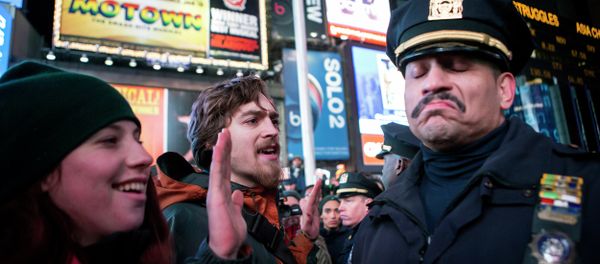 A NYPD policeman (R) reacts next to people protesting against the Staten Island death of Eric Garner during an arrest in July, at midtown Manhattan in New York December 3, 2014 A NYPD policeman (R) reacts next to people protesting against the Staten Island death of Eric Garner during an arrest in July, at midtown Manhattan in New York December 3, 2014 - Sputnik International