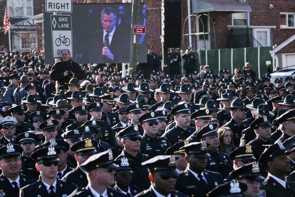 Law enforcement officers turn their backs on a live video monitor showing New York City Mayor Bill de Blasio as he speaks at the funeral of slain NYPD officer Rafael Ramos. Law enforcement officers turn their backs on a live video monitor showing New York City Mayor Bill de Blasio as he speaks at the funeral of slain NYPD officer Rafael Ramos. - Sputnik International