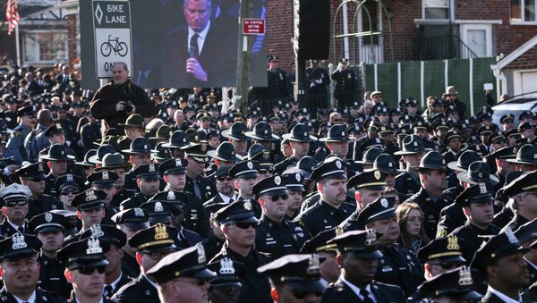 Law enforcement officers turn their backs on a live video monitor showing New York City Mayor Bill de Blasio as he speaks at the funeral of slain NYPD officer Rafael Ramos. - Sputnik International
