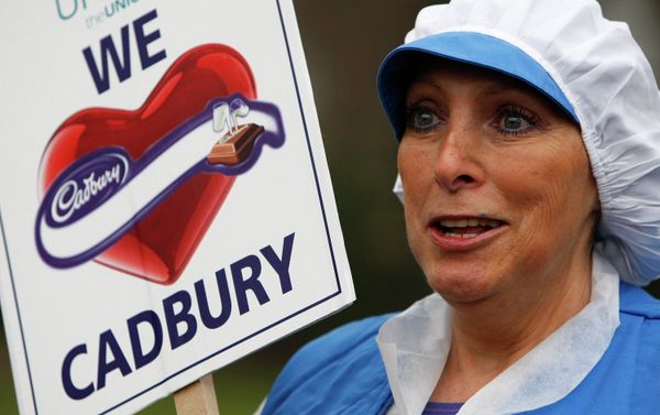 Deborah Matthews-Booth a Cadbury's worker demonstrates outside the Palace of Westminster on the day the US food manufacturer Kraft takes over the British chocolate maker, in London, 2010. Deborah Matthews-Booth a Cadbury's worker demonstrates outside the Palace of Westminster on the day the US food manufacturer Kraft takes over the British chocolate maker, in London, 2010. - Sputnik International