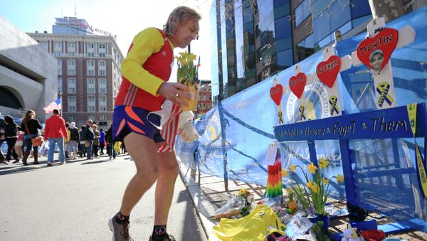 A runner pays his respects at a makeshift memorial honoring to the victims of the 2013 Boston Marathon bombings. - Sputnik International