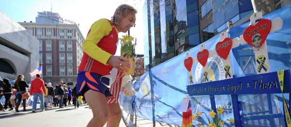 A runner pays his respects at a makeshift memorial honoring to the victims of the 2013 Boston Marathon bombings. A runner pays his respects at a makeshift memorial honoring to the victims of the 2013 Boston Marathon bombings. - Sputnik International