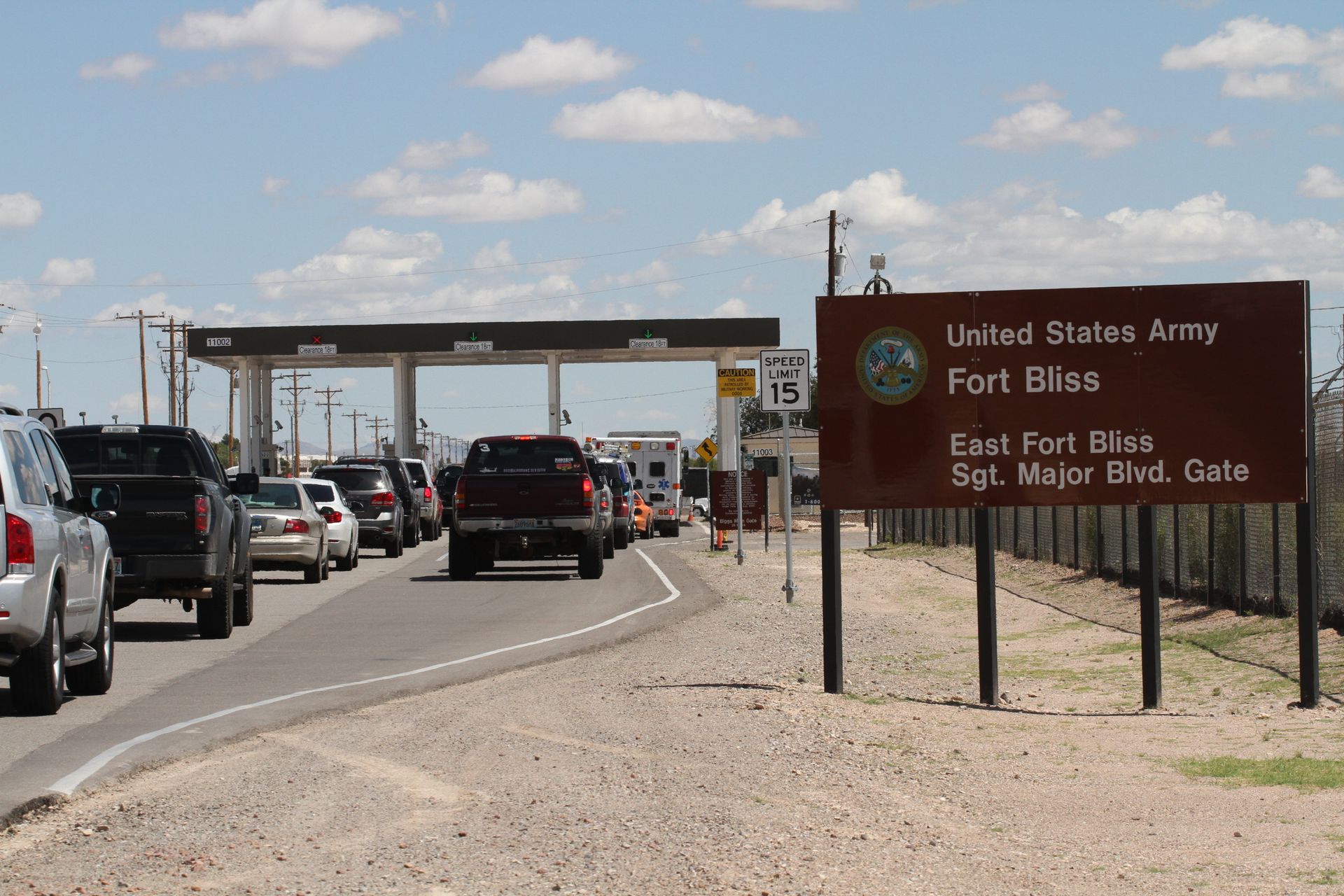 Pentagon Okays Health & Human Services Request to House Migrant Children at Two Texas Military Bases - Sputnik International, 1920, 25.03.2021