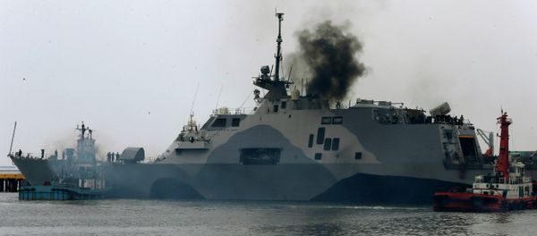 The USS Freedom (LCS-1) docks at Manila South Harbor for its first ever visit to Manila, Philippines Tuesday, April 9, 2013. The combat ship is set to proceed to Singapore to take part in the International Maritime Defense Exhibition Conference. - Sputnik International