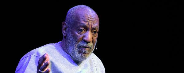 Bill Cosby jokes about rape accusations at first post-scandal show. - Sputnik International