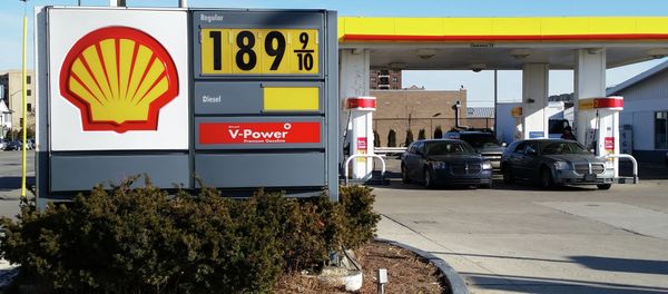 While an oil surplus has led to the lowest gas prices in years for American consumers, it also has caused layoffs for workers in the U.S. oil industry. While an oil surplus has led to the lowest gas prices in years for American consumers, it also has caused layoffs for workers in the U.S. oil industry. - Sputnik International