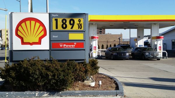 While an oil surplus has led to the lowest gas prices in years for American consumers, it also has caused layoffs for workers in the U.S. oil industry. - Sputnik International