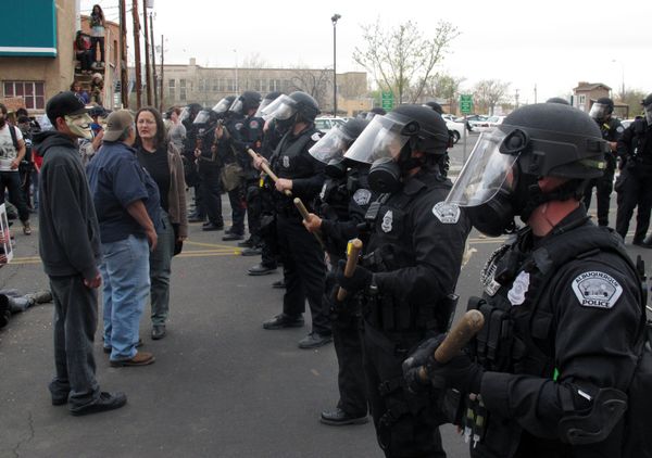 Protesters square off against police in protest for James Boyd - Sputnik International