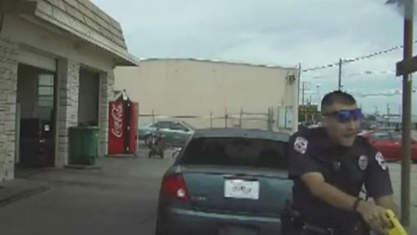 Victoria, TX, police officer Nathanial Robinson tasering 76-year-old Pete Vasquez during a traffic stop on Dec. 11, 2014. Victoria, TX, police officer Nathanial Robinson tasering 76-year-old Pete Vasquez during a traffic stop on Dec. 11, 2014. - Sputnik International