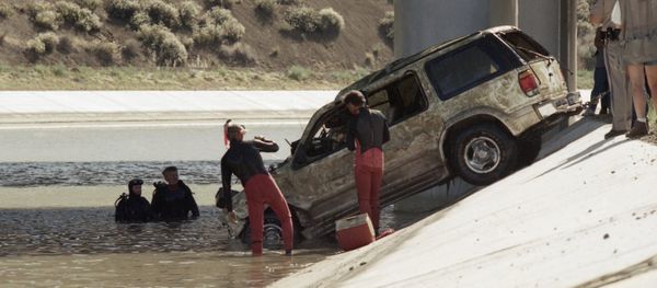 Los Angeles County Sheriff dive team members inspect the vehicle belonging to screenplay writer Gary DeVore who went missing June 28, 1997. The vehicle was found in the California Aqueduct in Palmdale, California, Wednesday, July 8, 1998. - Sputnik International