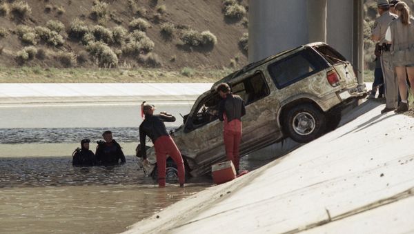 Los Angeles County Sheriff dive team members inspect the vehicle belonging to screenplay writer Gary DeVore who went missing June 28, 1997. The vehicle was found in the California Aqueduct in Palmdale, California, Wednesday, July 8, 1998. Los Angeles County Sheriff dive team members inspect the vehicle belonging to screenplay writer Gary DeVore who went missing June 28, 1997. The vehicle was found in the California Aqueduct in Palmdale, California, Wednesday, July 8, 1998. - Sputnik International