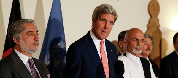 US Secretary of State John Kerry, centre, announces a deal with Afghanistan's presidential candidates Abdulah Abdullah, left, and Ashraf Ghani - Sputnik International