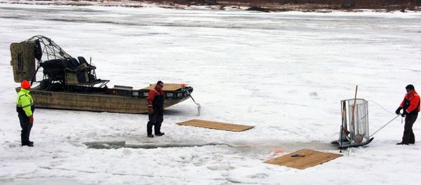 Cleanup workers cut holes into the ice on the Yellowstone River near Crane, Mont. on Monday, Jan. 19, 2015 as part of efforts to recover oil from an upstream pipeline spill that released up to 50,000 gallons of crude. - Sputnik International